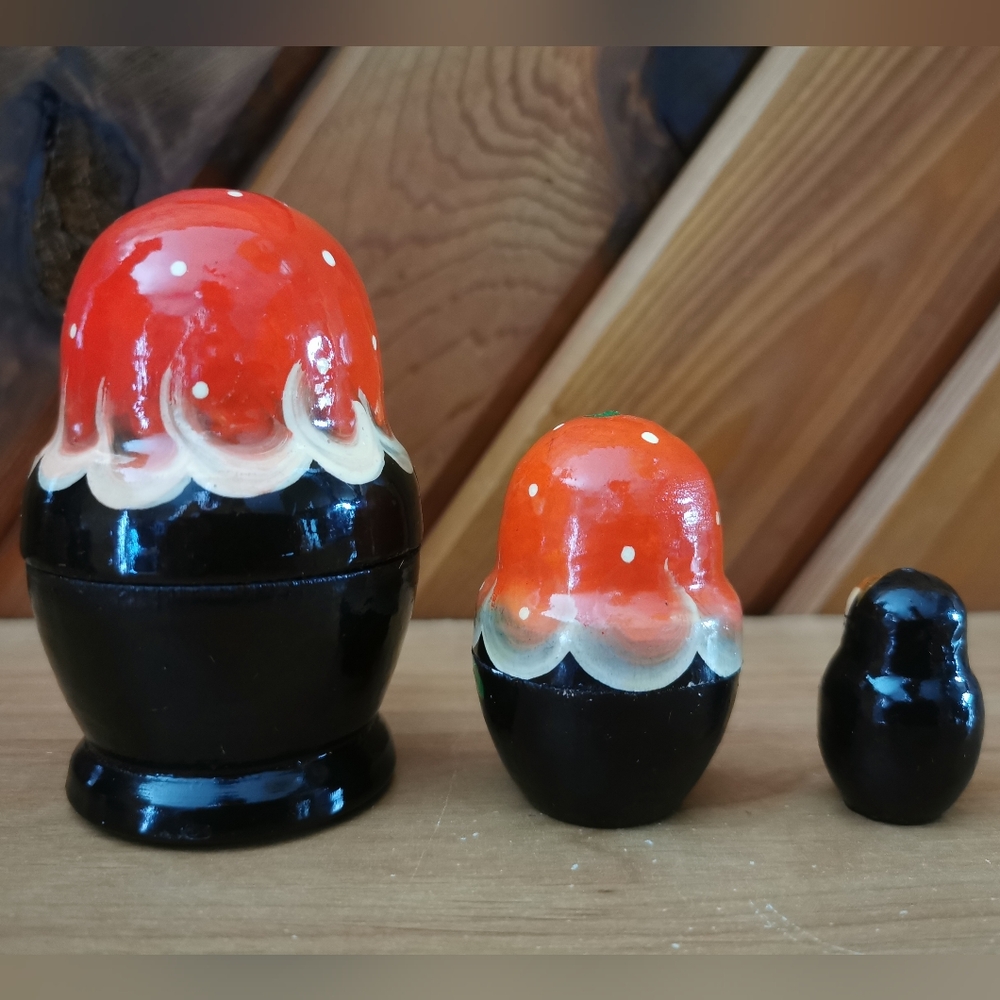 Set of 3 Nesting Dolls - Picture 3 of 7